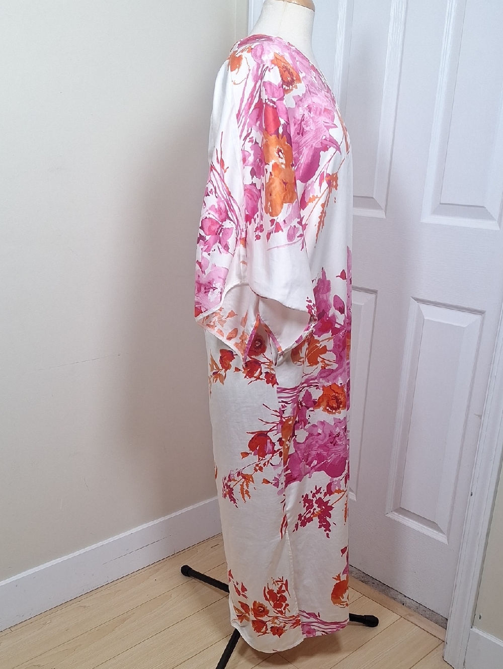 Natori Floral Cherry Blossom V Neck Kaftan Size S - Picture 2 of 8